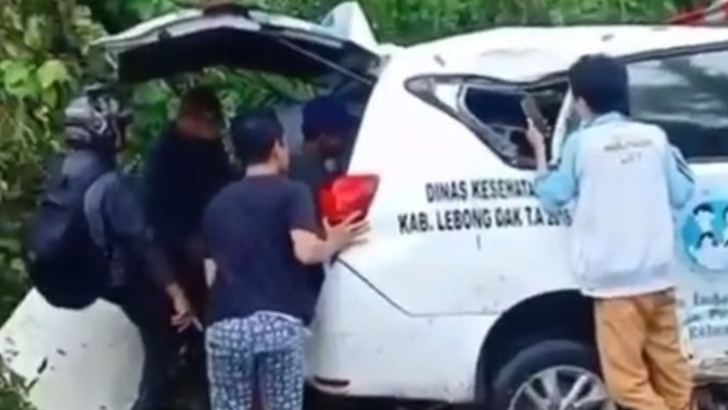 Kecelakaan tragis yang melibatkan sebuah ambulans di Bengkulu baru-baru ini mengguncang masyarakat. Ambulans tersebut, yang sedang dalam perjalanan membawa seorang pasien untuk cuci darah, mengalami insiden yang menyebabkan kendaraan terperosok ke dalam jurang. Akibatnya, dua nyawa tidak berdosa, yaitu seorang ibu dan anaknya, hilang dalam kejadian tersebut. Berita ini bukan hanya menjadi perhatian masyarakat setempat, tetapi juga menimbulkan pertanyaan mendalam mengenai keselamatan transportasi medis dan prosedur yang berlaku di wilayah tersebut. Artikel ini akan membahas secara rinci mengenai kejadian ini, latar belakangnya, dampaknya, dan langkah-langkah yang perlu diambil untuk mencegah insiden serupa di masa depan. 1. Kronologi Kejadian: Ambulans Masuk Jurang Kejadian yang menimpa ambulans di Bengkulu ini terjadi pada pagi hari yang cerah. Ambulans tersebut, yang dioperasikan oleh salah satu layanan kesehatan lokal, sedang dalam perjalanan dari rumah sakit menuju pusat dialisis untuk melayani seorang pasien yang membutuhkan cuci darah. Kronologi kejadian ini bermula saat ambulans melewati jalur yang dikenal curam dan berbahaya. Menurut beberapa saksi mata, ambulans terlihat melaju dengan kecepatan tinggi ketika tiba-tiba kehilangan kendali dan terjun ke jurang. Kecelakaan ini bukan hanya mengejutkan para pengguna jalan lainnya, tetapi juga menimbulkan kekhawatiran akan keselamatan transportasi medis di daerah tersebut. Banyak yang bertanya-tanya tentang kondisi jalan dan bagaimana ambulans dapat melaju dengan kecepatan tinggi di jalur yang berbahaya. Dalam penyelidikan lebih lanjut, pihak berwenang menemukan bahwa jalan tersebut memang memiliki potensi bahaya yang tinggi, terutama saat hujan. Tanpa adanya tanda peringatan ataupun penghalang yang memadai, risiko kecelakaan menjadi semakin meningkat. Setelah ambulans terjatuh ke jurang, tim penyelamat segera dikerahkan untuk mengevakuasi korban. Tragisnya, di dalam ambulans tersebut terdapat tiga orang: sopir, pasien, dan anak dari pasien yang juga ikut dalam perjalanan tersebut. Sayangnya, ibu dan anak tidak selamat dalam insiden tersebut, sementara sopir mengalami luka-luka yang cukup serius. Evakuasi berlangsung dramatis dan memakan waktu yang tidak sebentar, mengingat kondisi jalan yang tidak memadai untuk akses kendaraan berat. Kesedihan menyelimuti keluarga korban dan masyarakat setempat yang tidak menyangka bahwa perjalanan untuk mendapatkan perawatan medis dapat berakhir dengan tragedi seperti ini. Kecelakaan ini mencerminkan perlunya perhatian lebih terhadap keselamatan transportasi medis, terutama di daerah-daerah dengan kondisi jalan yang sulit. Hal ini menjadi sorotan penting bagi pemerintah dan instansi kesehatan dalam upaya meningkatkan keselamatan bagi pasien yang membutuhkan transportasi menuju fasilitas kesehatan. 2. Penyebab Kecelakaan: Analisis dan Penyelidikan Setelah insiden tragis ini terjadi, penyelidikan dilakukan untuk mengidentifikasi penyebab kecelakaan. Beberapa faktor yang mungkin berkontribusi terhadap kecelakaan tersebut mulai dianalisis secara mendalam. Salah satu faktor utama yang diperhatikan adalah kondisi jalan yang dilalui ambulans. Jalur yang curam dan berliku-liku memang dikenal memiliki tingkat kecelakaan yang tinggi, terutama bagi kendaraan berat seperti ambulans. Berdasarkan hasil analisis, ditemukan bahwa jalan menuju pusat dialisis tersebut tidak memiliki penghalang atau rambu-rambu peringatan yang mencukupi. Tanpa adanya tanda peringatan, sopir ambulans mungkin tidak menyadari bahaya yang mengintai. Selain itu, kecepatan yang diterapkan oleh sopir juga menjadi sorotan. Meskipun dalam kondisi darurat, penting bagi sopir untuk tetap mengutamakan keselamatan, terutama ketika melewati jalur yang berbahaya. Kondisi kendaraan juga menjadi pembahasan dalam penyelidikan ini. Apakah ambulans tersebut dalam kondisi baik dan layak jalan? Terdapat laporan bahwa ambulans tersebut baru saja menjalani pemeriksaan rutin, namun tidak ada informasi lebih lanjut tentang perawatan serta pemeliharaan yang dilakukan. Ini menimbulkan pertanyaan mengenai standar operasional yang harus dipatuhi oleh layanan kesehatan dalam menjaga kendaraan mereka. Selain itu, faktor cuaca juga diperhitungkan. Pada hari kejadian, kondisi cuaca dalam keadaan baik. Namun, jika terjadi hujan sebelumnya, jalanan bisa saja menjadi licin dan meningkatkan risiko kecelakaan. Belum ada indikasi bahwa cuaca menjadi faktor penentu, tetapi analisis lanjut terhadap kondisi jalan pada saat kejadian tetap diperlukan. Tim penyelidikan juga mengumpulkan pernyataan dari saksi mata yang berada di lokasi saat kecelakaan terjadi. Hal ini bertujuan untuk mendapatkan gambaran yang lebih jelas mengenai kronologi insiden. Kesaksian dari pengendara lain di jalan tersebut sangat penting dalam menyusun laporan yang akurat. Setelah semua informasi dikumpulkan, pihak berwenang berharap dapat memberikan rekomendasi untuk mencegah kejadian serupa di masa depan dan meningkatkan keselamatan bagi transportasi medis. 3. Dampak Sosial dan Psikologis di Masyarakat Kecelakaan tragis ini tidak hanya menimbulkan kerugian materi, tetapi juga dampak sosial dan psikologis yang mendalam bagi masyarakat setempat. Kehilangan dua nyawa dalam kejadian ini menciptakan rasa duka yang mendalam di kalangan keluarganya serta komunitas yang lebih luas. Banyak warga setempat yang merasa kehilangan, terutama karena korban adalah seorang ibu dan anak, yang seharusnya memiliki masa depan yang cerah. Dari segi sosial, insiden ini mengingatkan masyarakat tentang pentingnya keselamatan dalam transportasi medis. Banyak orang kini semakin berhati-hati dan sadar akan risiko yang mungkin terjadi saat menggunakan ambulans. Diskusi mengenai keselamatan jalan, pemeliharaan kendaraan, dan prosedur transportasi medis pun menjadi topik hangat di berbagai forum masyarakat. Hal ini menunjukkan bahwa masyarakat mulai lebih peduli dan terlibat dalam isu-isu keselamatan. Di sisi psikologis, dampak dari kecelakaan ini dapat berakibat jangka panjang bagi keluarga korban. Rasa kehilangan yang mendalam dan trauma psikologis dapat mempengaruhi kesehatan mental para anggota keluarga. Dalam situasi seperti ini, dukungan emosional dari masyarakat dan lembaga terkait sangat penting. Penanganan yang tepat dalam memberikan dukungan psikologis akan membantu keluarga korban menghadapi situasi sulit ini. Selain itu, insiden ini juga menimbulkan kekhawatiran di kalangan pasien lain yang membutuhkan transportasi medis. Mereka merasa cemas dan takut untuk menggunakan ambulans setelah mendengar berita duka ini. Ini menjadi tantangan bagi layanan kesehatan untuk membangun kembali kepercayaan masyarakat terhadap sistem transportasi medis yang ada. Edukasi mengenai keselamatan dan prosedur yang diterapkan dalam ambulans perlu dilakukan agar masyarakat merasa lebih aman saat menggunakan jasa tersebut. Dampak sosial dan psikologis dari kecelakaan ini harus menjadi perhatian serius bagi pihak berwenang. Diperlukan langkah-langkah konkret untuk meningkatkan keselamatan transportasi medis dan memberikan dukungan bagi masyarakat yang terdampak. Ini adalah saat yang tepat bagi pemerintah dan organisasi kesehatan untuk bekerja sama dalam menciptakan solusi yang berkelanjutan. 4. Upaya Peningkatan Keselamatan Transportasi Medis Setelah insiden tragis ini terjadi, upaya untuk meningkatkan keselamatan transportasi medis di Bengkulu menjadi isu penting yang perlu segera ditangani. Pemerintah daerah dan instansi kesehatan harus bekerja sama untuk mengevaluasi kondisi jalan yang sering dilalui oleh ambulans dan pasien. Penambahan rambu-rambu peringatan, penghalang di tepi jalan, dan perbaikan infrastruktur jalan yang baik harus menjadi prioritas utama. Salah satu langkah yang dapat diambil adalah melakukan kajian terhadap jalur yang sering digunakan oleh ambulans. Pemerintah dapat melakukan analisis terhadap tingkat kecelakaan di jalur tersebut untuk menentukan langkah-langkah yang perlu diambil. Selain itu, pengadaan sistem pemantauan atau CCTV di jalur berisiko tinggi juga dapat membantu dalam memantau kecepatan dan perilaku pengemudi ambulans. Di sisi lain, penyedia layanan kesehatan juga perlu mengevaluasi prosedur operasional mereka. Pelatihan bagi sopir ambulans mengenai keselamatan berkendara dan pengendalian kendaraan di jalur berbahaya sangat penting. Dengan meningkatkan keterampilan dan pengetahuan sopir, diharapkan mereka dapat lebih bijak dalam mengambil keputusan saat mengemudikan ambulans dalam situasi darurat. Sosialisasi kepada masyarakat mengenai pentingnya keselamatan transportasi medis juga harus menjadi bagian dari upaya peningkatan keselamatan. Pasien dan keluarganya perlu diberikan pemahaman tentang prosedur yang baik saat menggunakan ambulans, termasuk melaporkan masalah atau keluhan yang mungkin mereka hadapi. Dengan adanya komunikasi yang baik antara penyedia layanan kesehatan dan masyarakat, diharapkan akan terbentuk kepercayaan yang lebih kuat. Selain itu, kolaborasi antara pemerintah, lembaga kesehatan, dan komunitas untuk melakukan kampanye keselamatan juga sangat diperlukan. Melalui kampanye ini, masyarakat dapat lebih sadar akan pentingnya keselamatan transportasi medis dan peran mereka dalam mencegah kecelakaan. Keselamatan adalah tanggung jawab bersama, dan sinergi antara berbagai pihak dapat memberikan dampak positif yang signifikan. 5. Harapan dan Langkah Selanjutnya Dengan terjadinya kecelakaan ini, harapan untuk meningkatkan sistem transportasi medis di Bengkulu menjadi semakin mendesak. Masyarakat berharap agar kejadian serupa tidak terulang di masa depan. Untuk itu, sejumlah langkah strategis perlu diambil oleh pihak berwenang, penyedia layanan kesehatan, dan masyarakat. Langkah pertama adalah melakukan evaluasi menyeluruh terhadap seluruh sistem transportasi medis yang ada. Ini termasuk peninjauan terhadap infrastruktur jalan, kondisi kendaraan, serta prosedur operasional yang diterapkan. Penanganan masalah secara komprehensif akan membantu mengidentifikasi area yang perlu diperbaiki dan melakukan perbaikan yang diperlukan. Selanjutnya, pemerintah daerah perlu meningkatkan alokasi anggaran untuk perbaikan infrastruktur jalan yang sering dilalui ambulans. Investasi dalam perbaikan jalan dan peningkatan rambu-rambu peringatan dapat mengurangi risiko kecelakaan yang mungkin terjadi di masa depan. Dengan adanya jalan yang lebih aman, diharapkan transportasi medis dapat berjalan dengan baik dan memberikan pelayanan yang maksimal kepada pasien. Penyedia layanan kesehatan juga memiliki tanggung jawab untuk meningkatkan kualitas pelayanan. Ini termasuk menerapkan standar operasional yang baik, melakukan pelatihan berkala bagi sopir ambulans, dan memastikan bahwa semua kendaraan dalam kondisi baik sebelum digunakan. Dengan demikian, keselamatan pasien dan sopir ambulans dapat terjamin. Masyarakat juga diharapkan dapat berperan aktif dalam menjaga keselamatan transportasi medis. Kesadaran untuk melaporkan masalah yang ditemui di jalan atau memberikan masukan kepada penyedia layanan kesehatan akan sangat membantu dalam meningkatkan sistem yang ada. Selain itu, dukungan emosional bagi keluarga korban juga sangat penting dalam mewujudkan solidaritas dan kebersamaan di tengah situasi yang sulit. Keselamatan transportasi medis adalah tanggung jawab bersama. Dengan kerjasama yang baik antara pemerintah, penyedia layanan kesehatan, dan masyarakat, diharapkan kejadian tragis seperti ini tidak akan terulang di masa depan. Mari kita bersama-sama berkomitmen untuk menciptakan sistem transportasi medis yang lebih aman dan baik bagi semua. Kesimpulan Kecelakaan ambulans di Bengkulu yang mengakibatkan kehilangan dua nyawa, yaitu seorang ibu dan anak, menjadi pengingat akan pentingnya keselamatan dalam transportasi medis. Berbagai faktor yang menyebabkan insiden ini, dari kondisi jalan hingga kecepatan kendaraan, perlu diteliti dan dievaluasi. Upaya peningkatan keselamatan transportasi medis adalah langkah penting yang harus diambil untuk mencegah terulangnya kejadian serupa di masa depan. Keselamatan tidak hanya menjadi tanggung jawab pemerintah atau penyedia layanan kesehatan, tetapi juga masyarakat. Kesadaran dan partisipasi masyarakat dalam meningkatkan keselamatan transportasi medis akan sangat berpengaruh terhadap penanganan masalah ini. Dalam semangat kebersamaan, mari kita ciptakan lingkungan yang lebih aman bagi semua, terutama bagi mereka yang membutuhkan pertolongan medis.