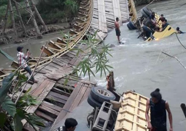 Jembatan Penghubung Desa di Bengkulu Putus, 2 Truk Masuk ke Sungai